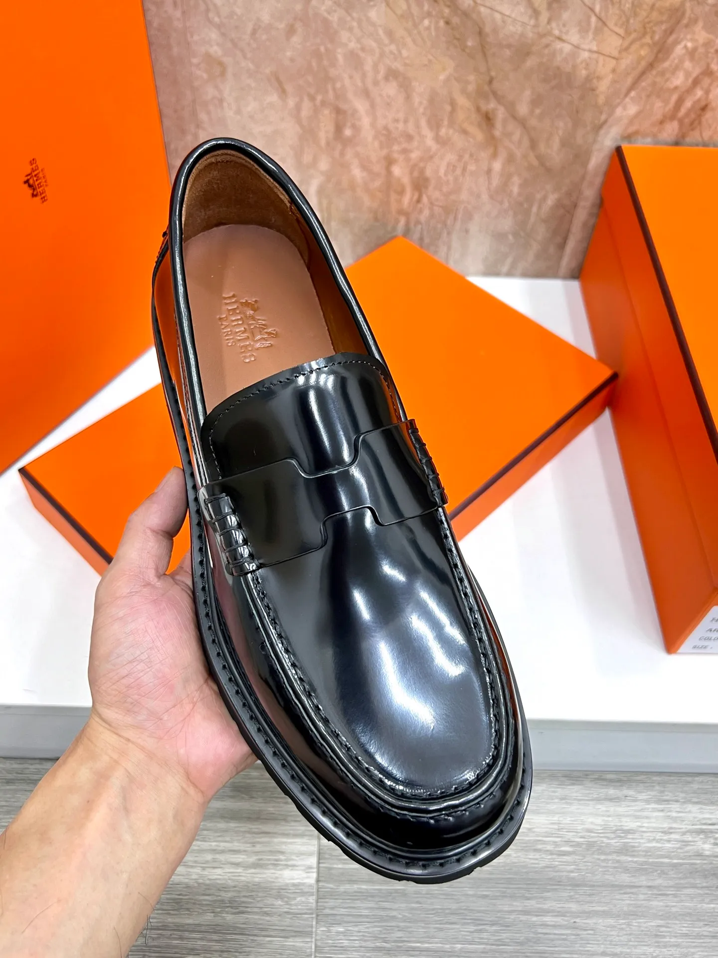 Original order quality P840 Brand: Hermès Standard code: Men's code: 39.40.41.42.43.44. (38.45 custom-made Grade: Same as the official website Original order quality Material: Original cowhide Original breathable cowhide lining Original outsole Style category: Men's fashionable casual leather shoes Color: Actual picture